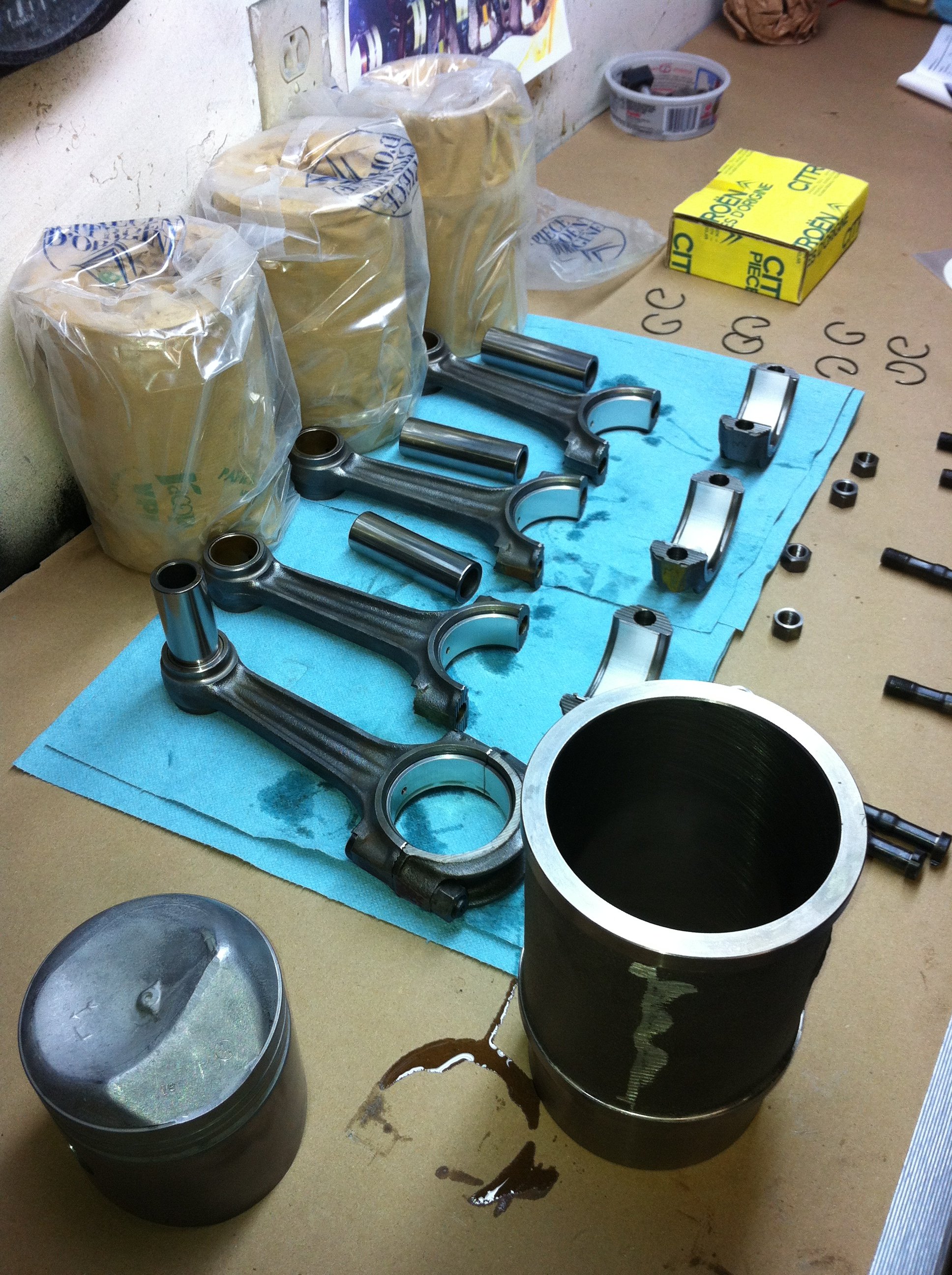 Assembling the pistons, pins and connecting rods