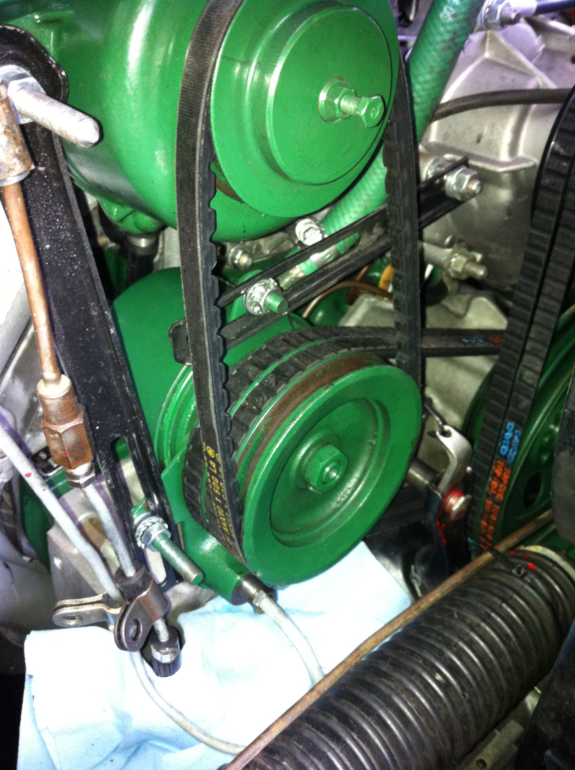 The main hydraulic pump is driven by two belts and it drives the clutch regulator (above the pump) with another belt.
